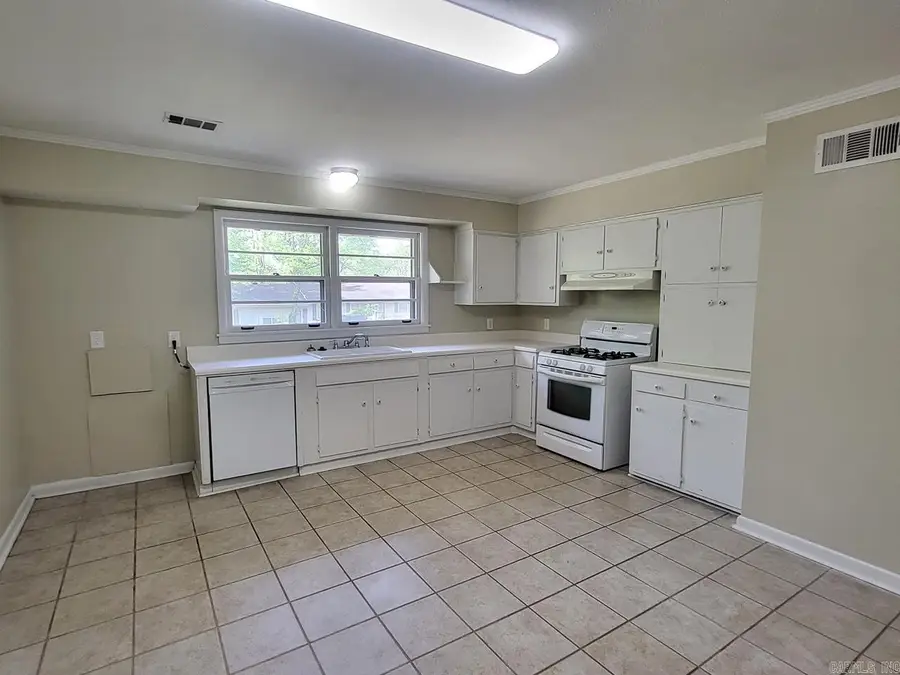 747 Crest Dr, Jonesboro, AR 72401 - #2