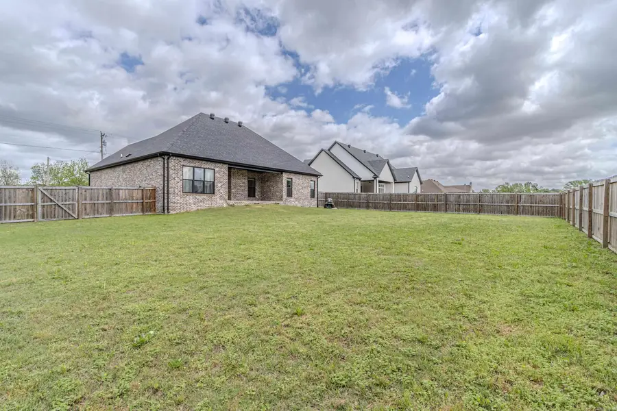 3202 Fairview Rd., Paragould, AR 72450 - #3