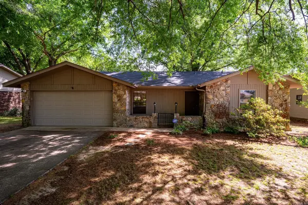 3 Hawthorne, Conway, AR 72034