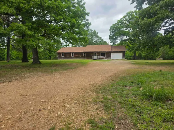 406 E Cc Road, Hardy, AR 72542