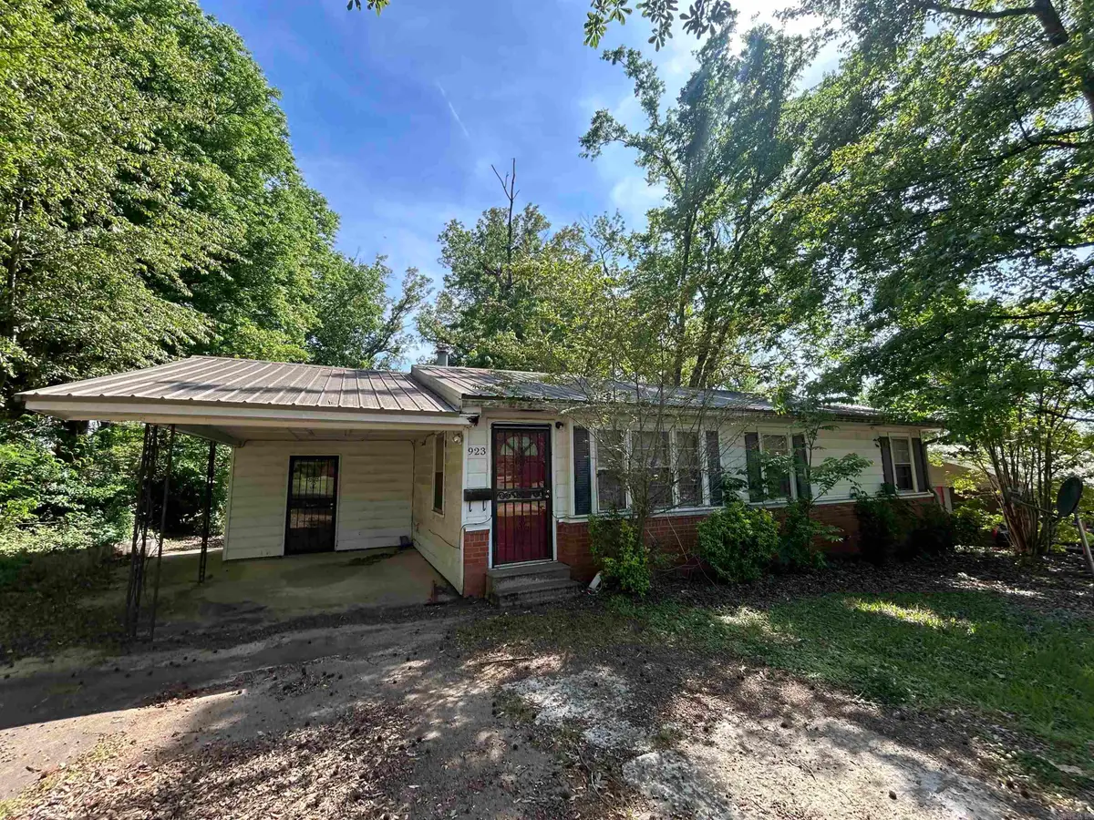 923 Norman St, West Helena, AR 72390 - #1