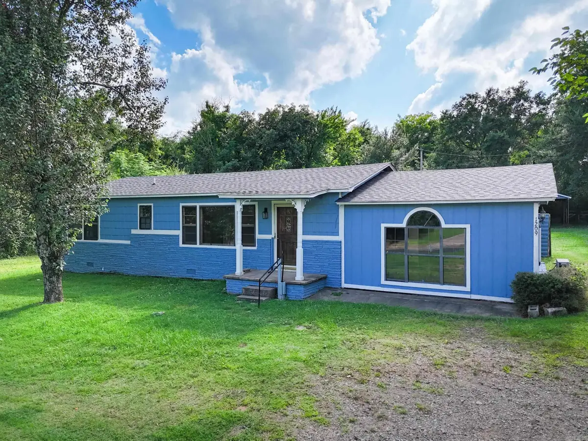 1209 N 3rd St, Ozark, AR 72949 - #1