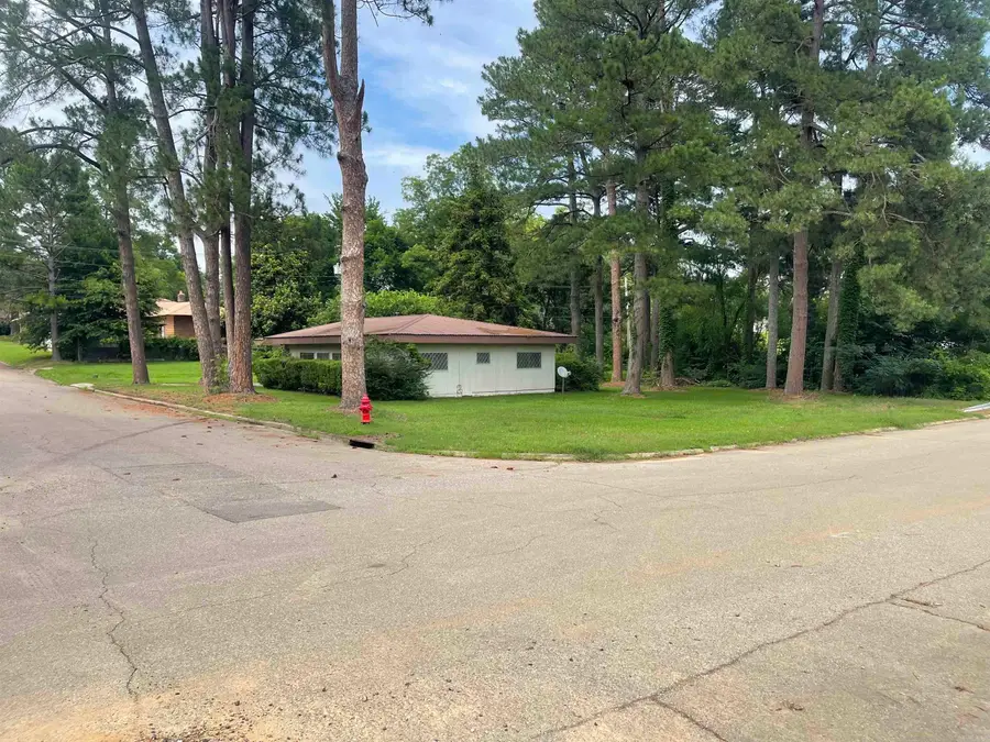 121 S Seventh Street, De Queen, AR 71832 - #2