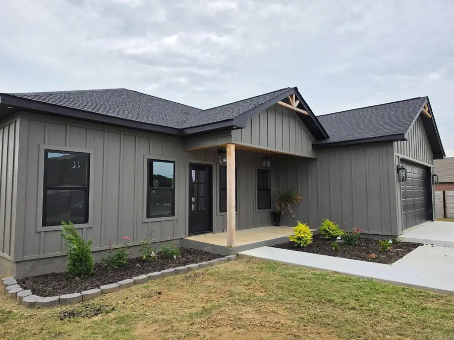 410 Olivia Dr, Newport, AR 72112 - #3