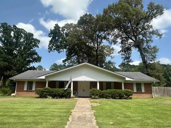 1203 Chestnut St, Crossett, AR 71635
