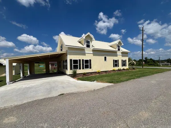 225 W Center Street, Cave City, AR 72521