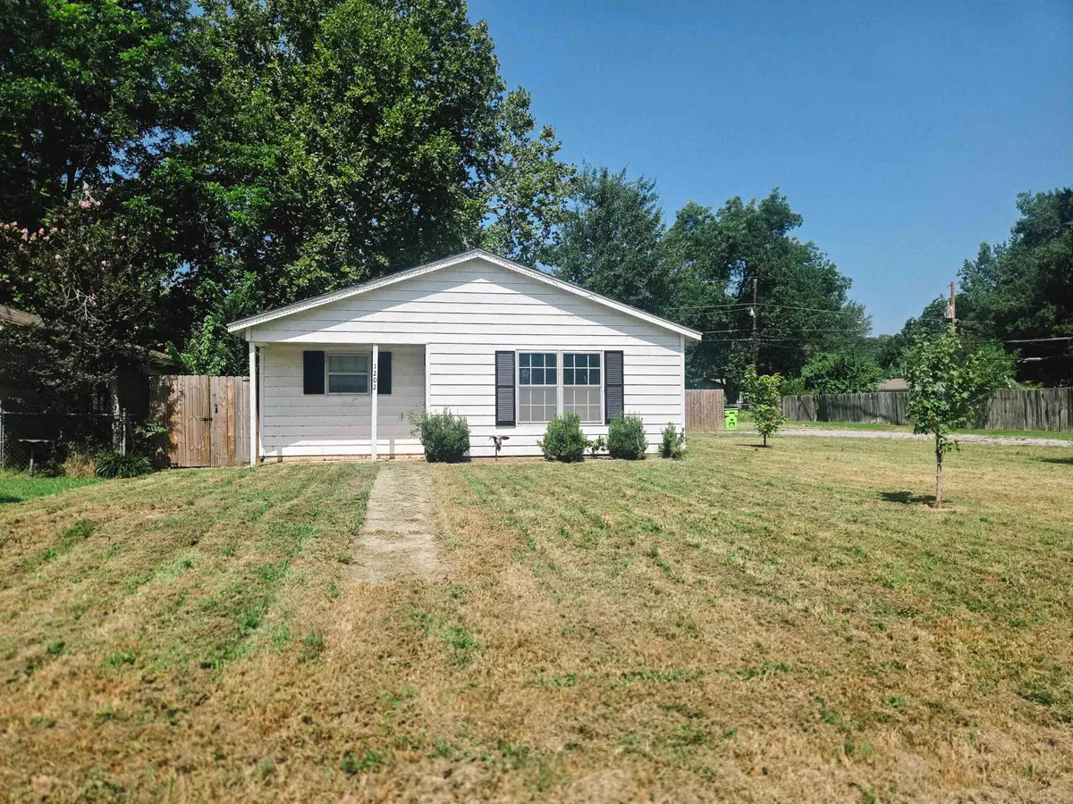 1202 S Wood St, Stuttgart, AR 72160 - #1