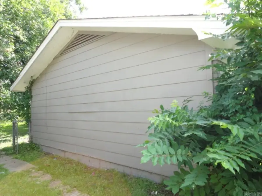 2605 W 37th Avenue, Pine Bluff, AR 71603 - #3