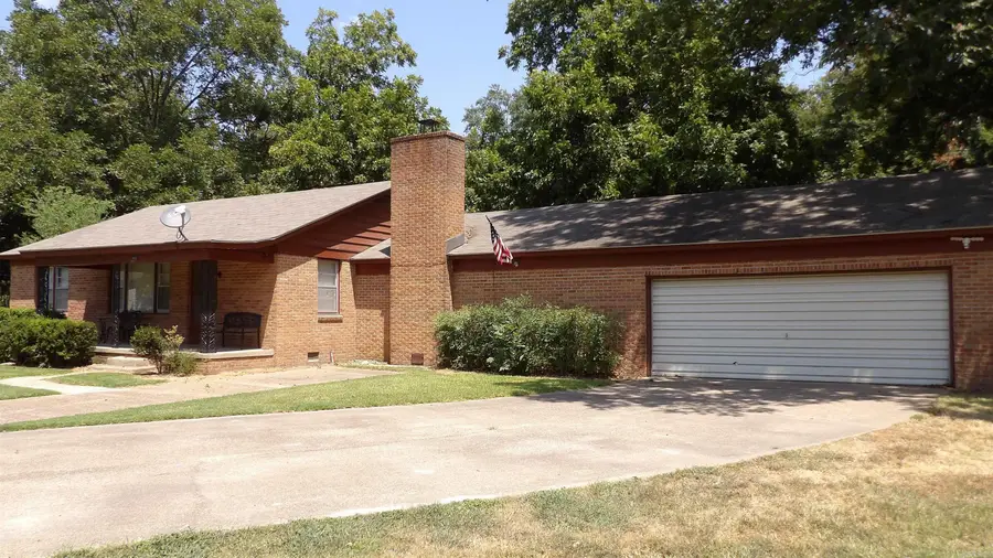 911 S Trotter Street, Dermott, AR 71638 - #3