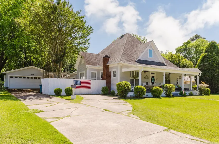 107 E Sullenberger Avenue, Malvern, AR 72104 - #2