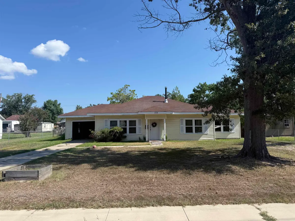 208 W 8th St, Smackover, AR 71762 - #1