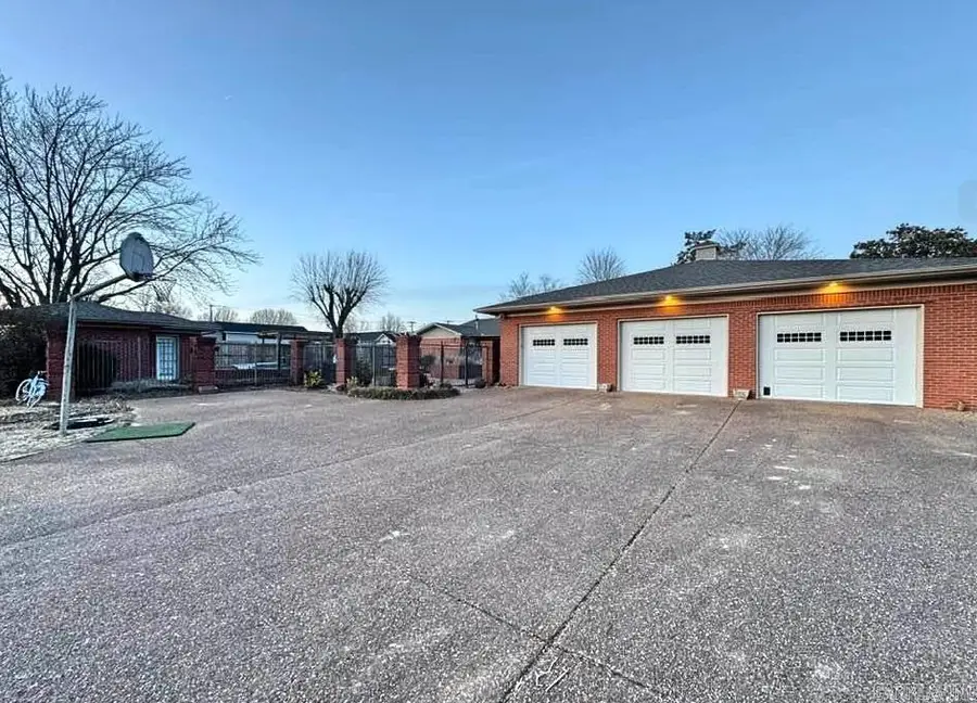 211 Service Street, Mountain View, AR 72560 - #2