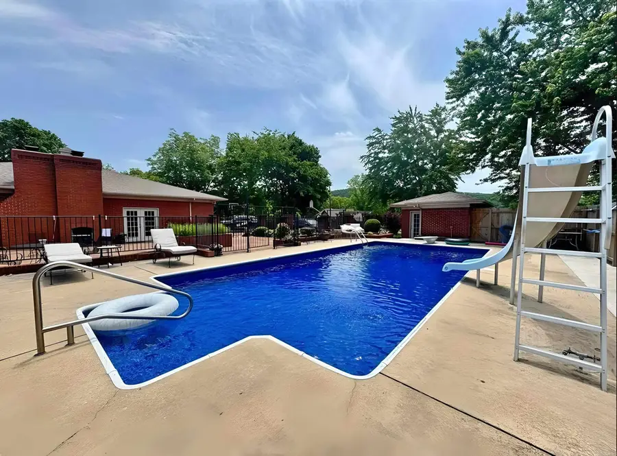 211 Service Street, Mountain View, AR 72560 - #3
