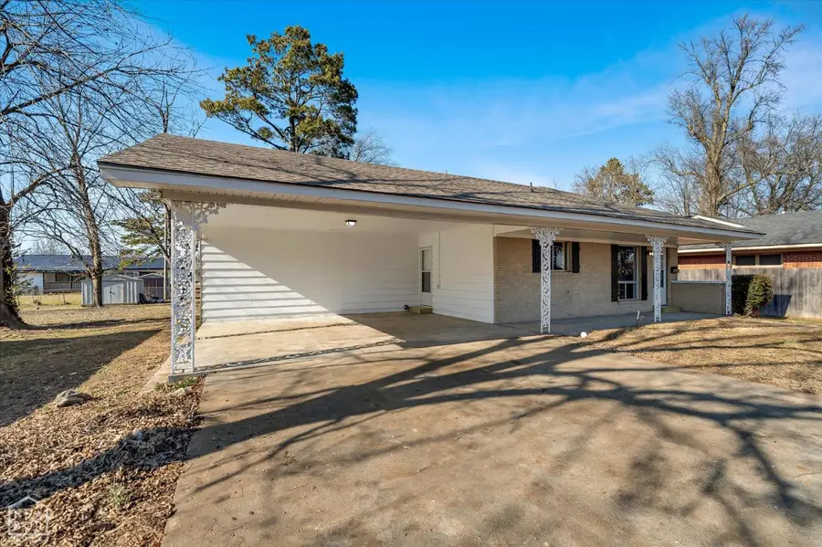 911 NW 5th Street Nw, Walnut Ridge, AR 72476 - #2