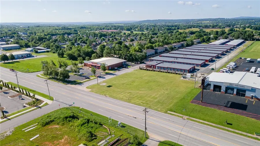 2569 E Robinson Avenue, Springdale, AR 72764 - #3
