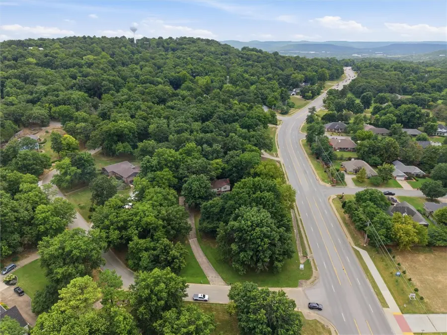 2825 E Inwood Lane, Fayetteville, AR 72701 - #2