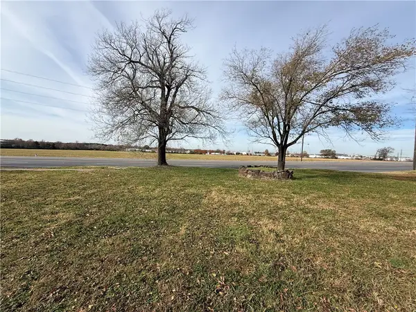 1013 Old Missouri Road, Springdale, AR 72764