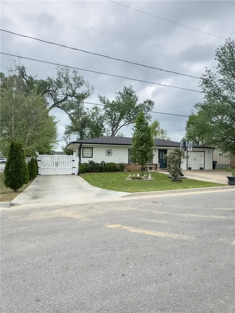 519 N 10th Street, Rogers, AR 72756 - #1