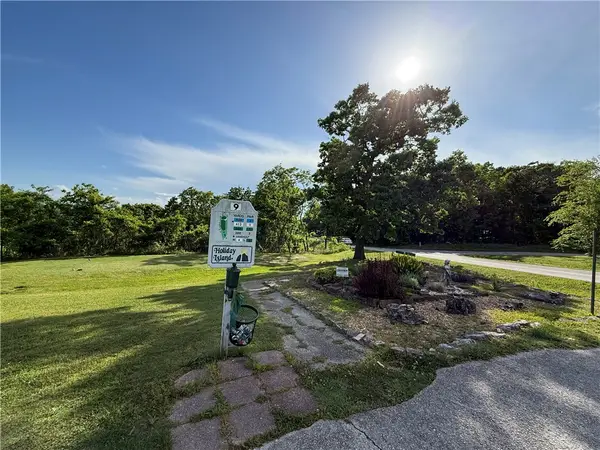 8 South Hills Loop, Holiday Island, AR 72631