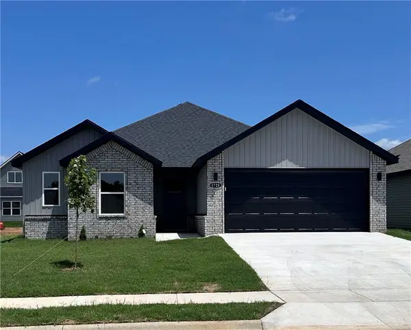 1728 Gerald Shay Road, Gentry, AR 72734