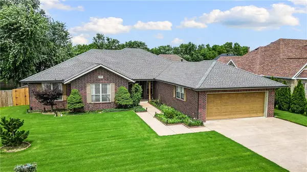 1300 N Oriole Avenue, Rogers, AR 72756