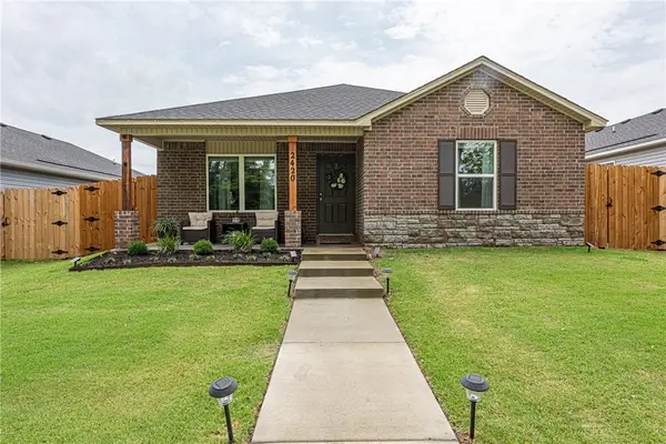 2420 E Illinois Alley, Fayetteville, AR 72701