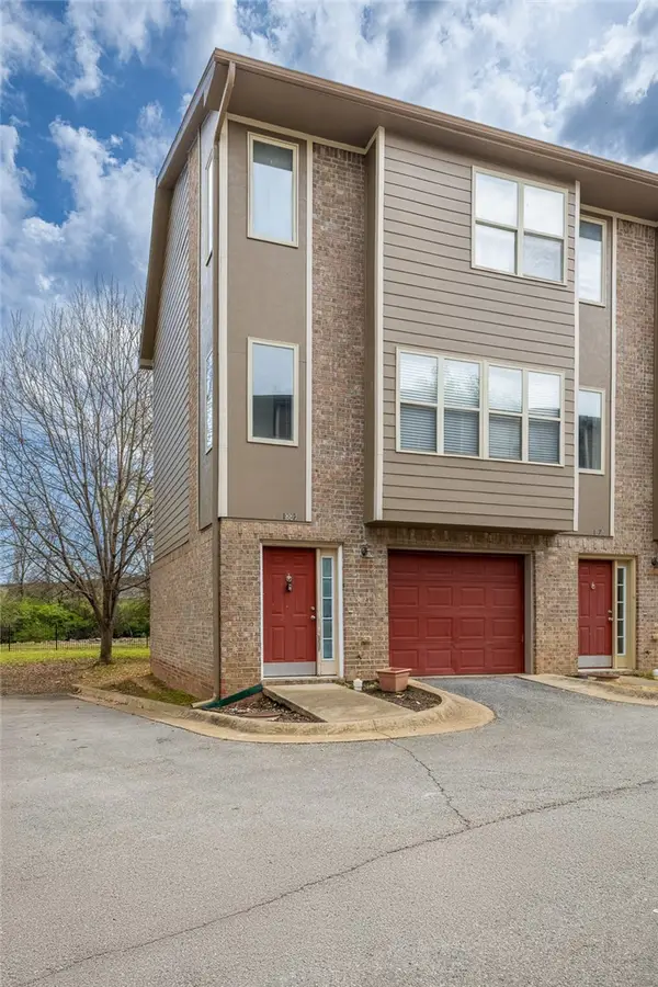 1882 N Scull Creek Drive, Fayetteville, AR 72703