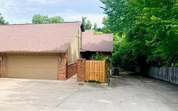 80 E Sycamore Street, Fayetteville, AR 72703