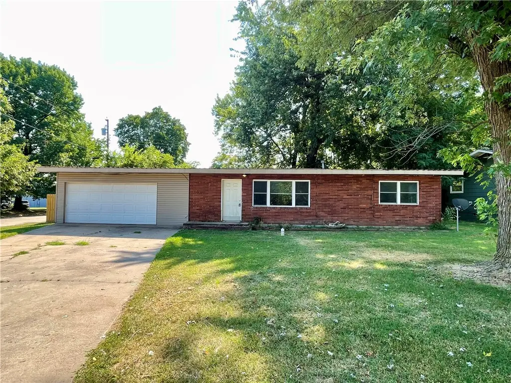 811 N Kansas Street, Springdale, AR 72764 - #1