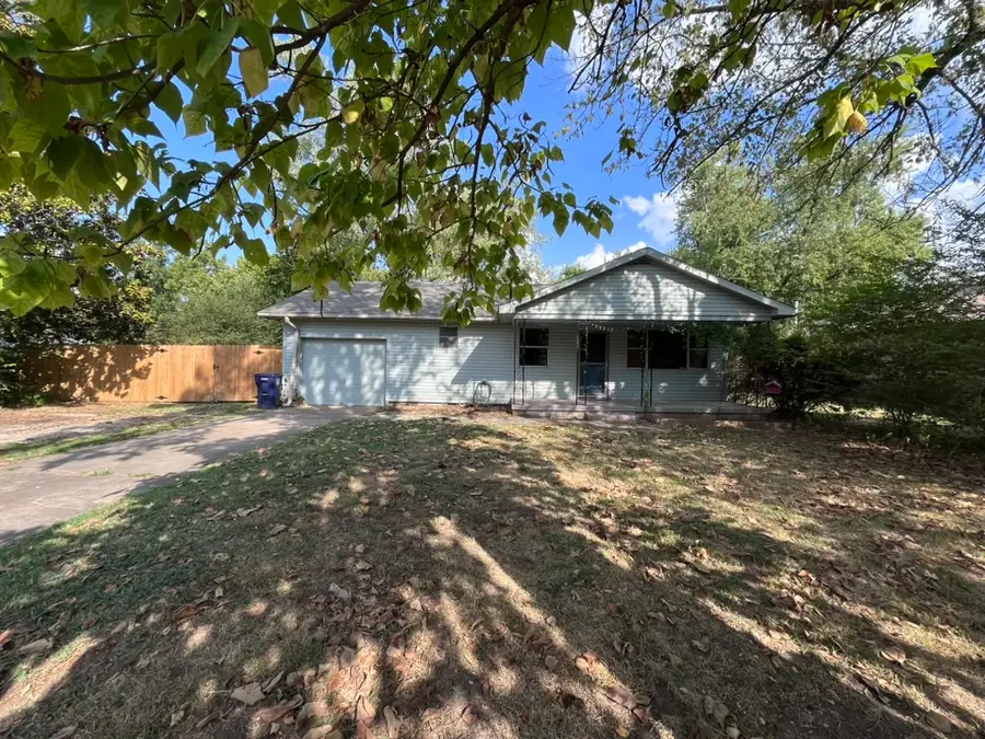 209 S Neal Street, Prairie Grove, AR 72753 - #2