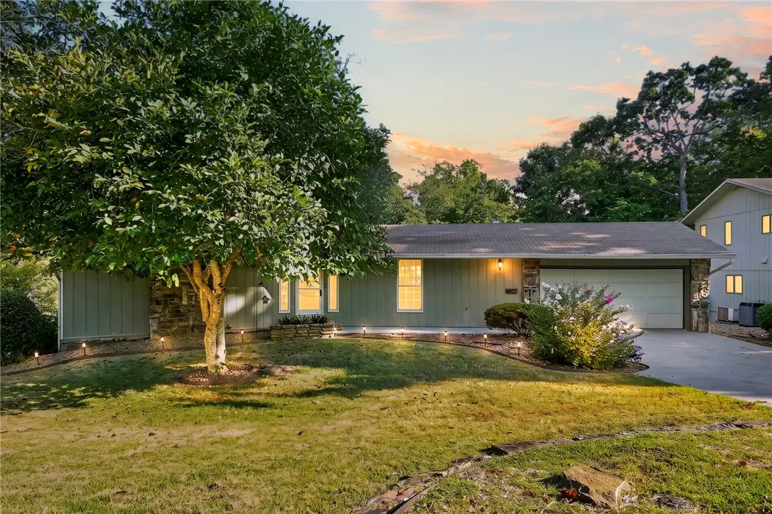 8 London Drive, Bella Vista, AR 72715 - #1