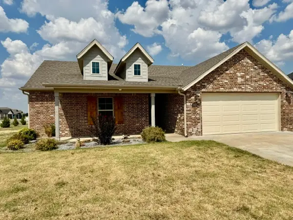 912 Hickory Meadows Avenue, Tontitown, AR 72762