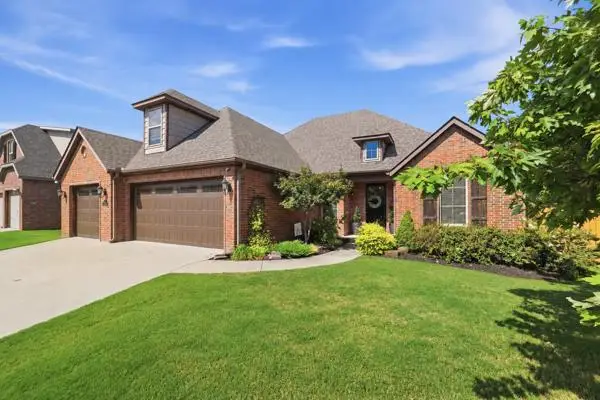 2402 W Cartier Street, Fayetteville, AR 72704