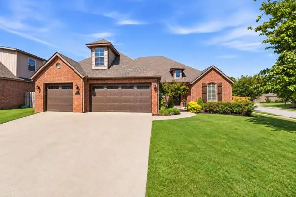 2402 W Cartier Street, Fayetteville, AR 72704 - #2