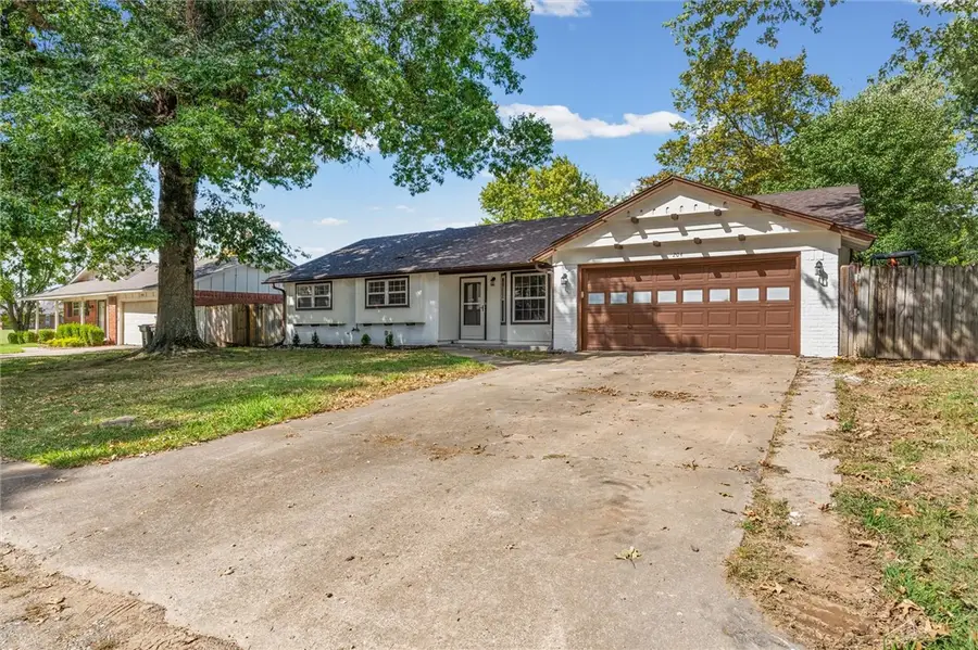 204 E Henson Avenue, Springdale, AR 72764 - #2