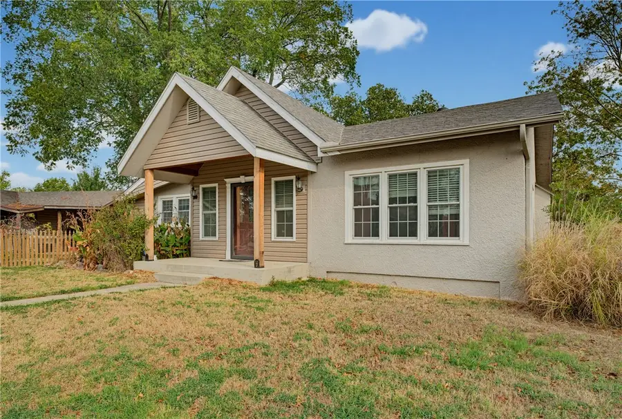 302 S Dogwood Street, Siloam Springs, AR 72761 - #2
