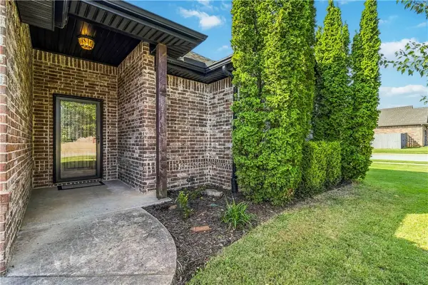 5702 W Red Maple Drive, Rogers, AR 72758