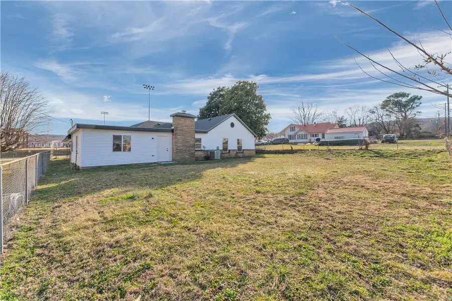402 Phillips Avenue, Huntsville, AR 72740 - #3