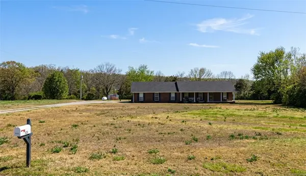 12739 E Hogeye Road, Prairie Grove, AR 72753