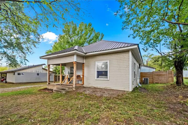305 SW 4th Avenue, Gravette, AR 72736
