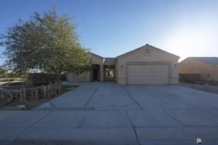 3703 S FALCON DR, Yuma, AZ 85365 - Image #2