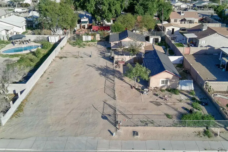 881 S AVE C, Yuma, AZ 85364 - #2