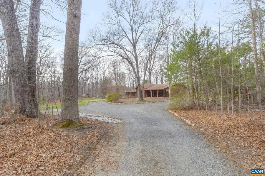 3205 Polecat Creek Ln, Scottsville, VA 24590 - #3