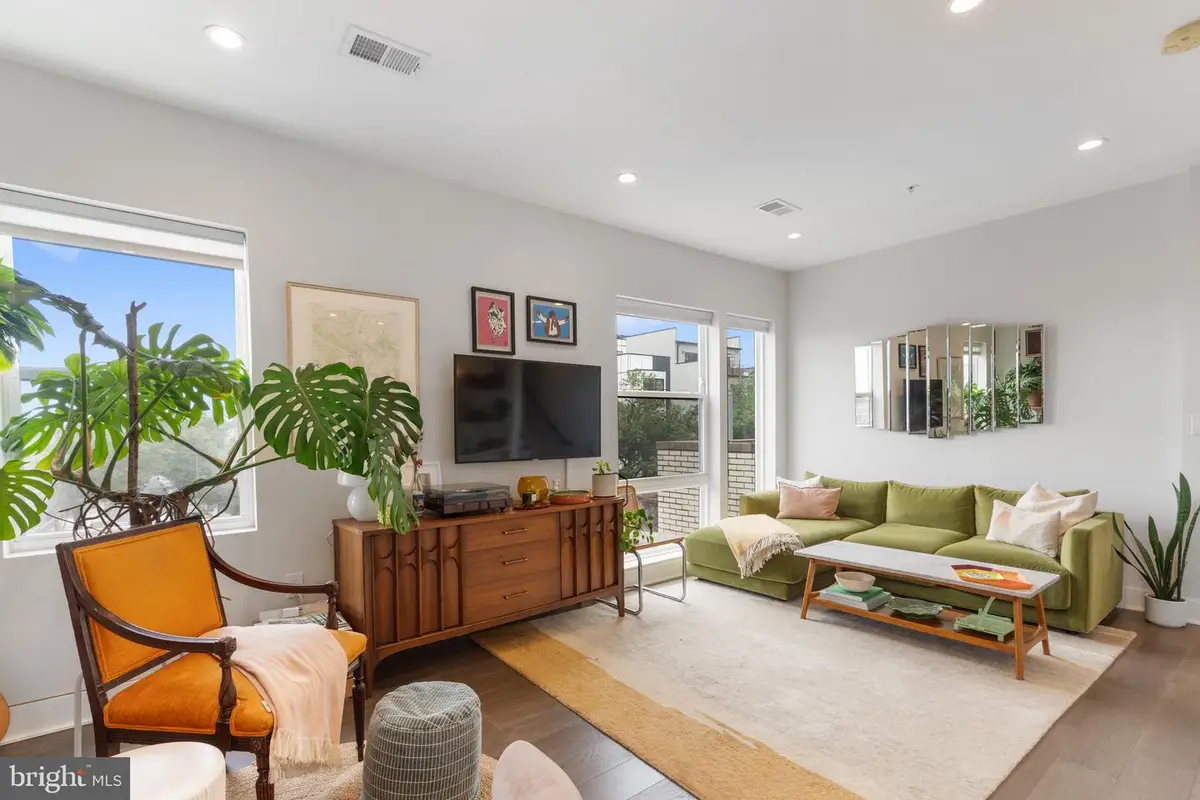 653 Irving St Nw #7, Washington, DC 20010 - Image #1