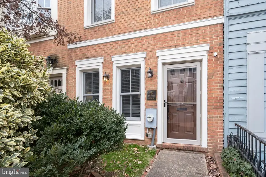 237 10th St Se, Washington, DC 20003 - Image #2