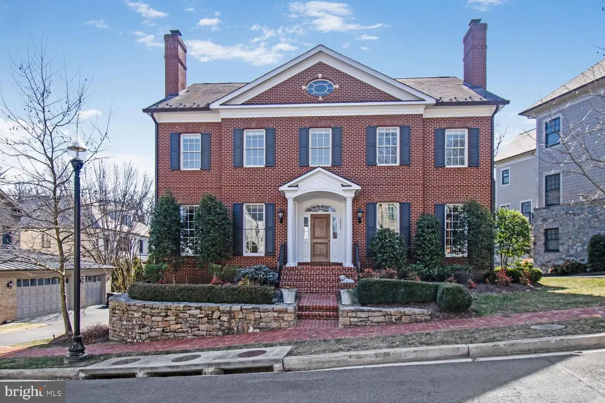 1935 Foxview Cir Nw, Washington, DC 20007 - #1