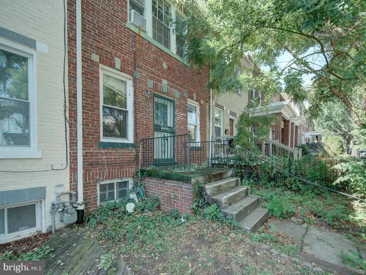 225 Cromwell Ter Ne, Washington, DC 20002 - #1