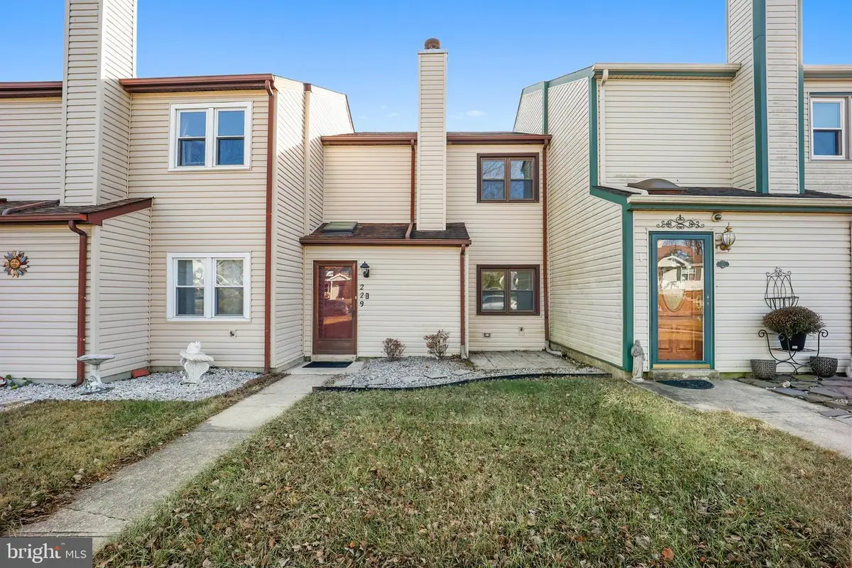 229 E Green Valley Cir, Newark, DE 19711 - Image #1