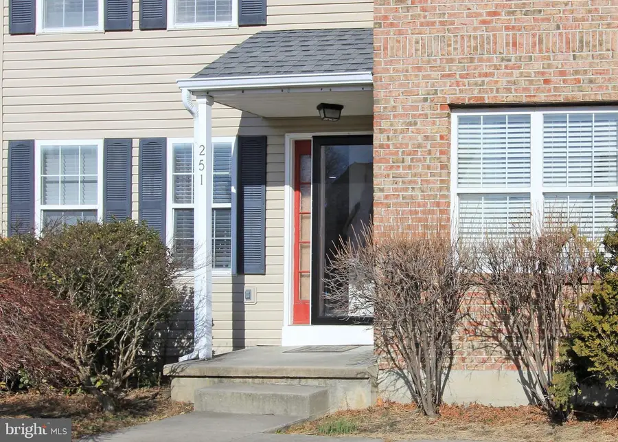 251 E Flagstone Dr, Newark, DE 19702 - Image #2