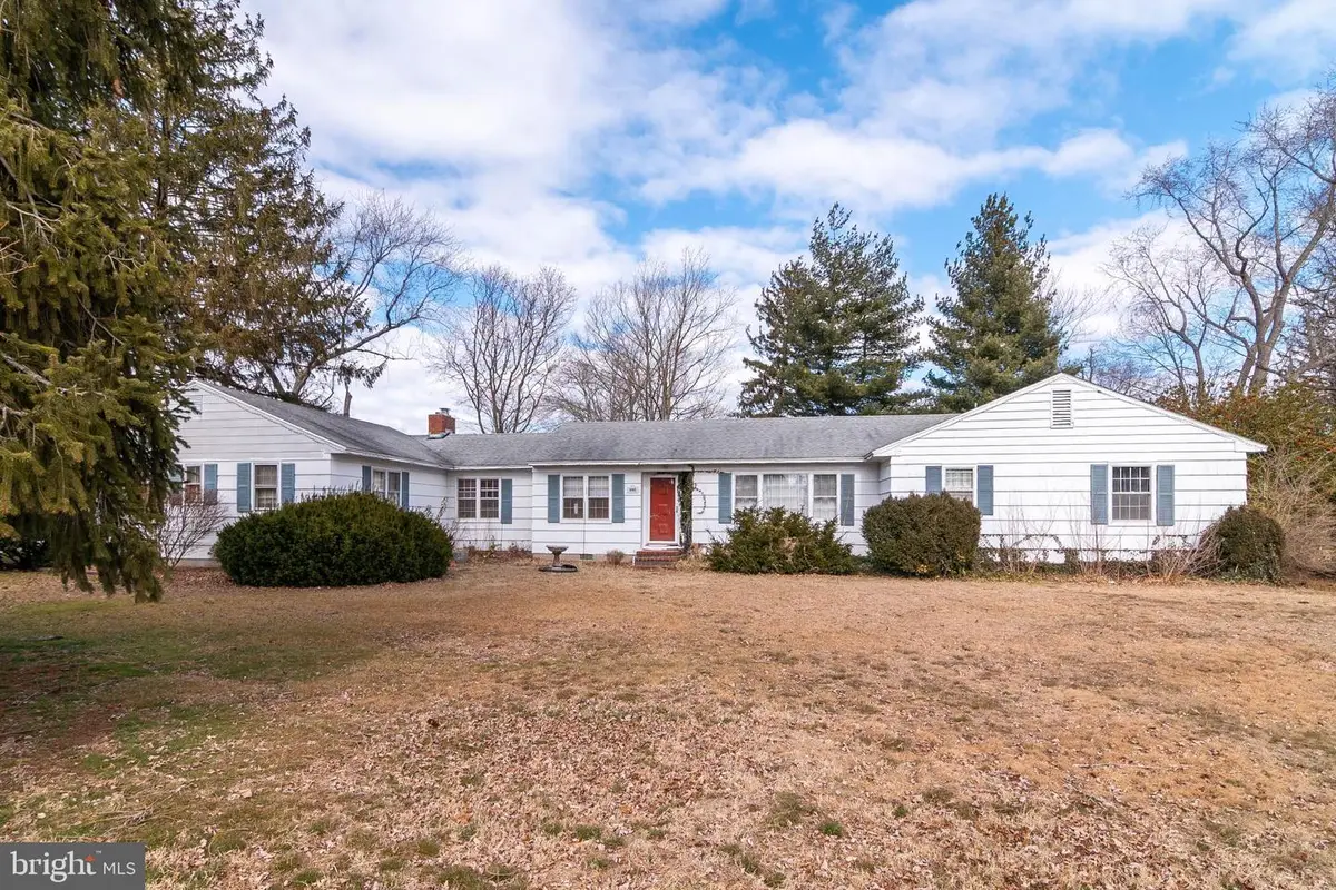 900 W Locust St, Seaford, DE 19973 - #1